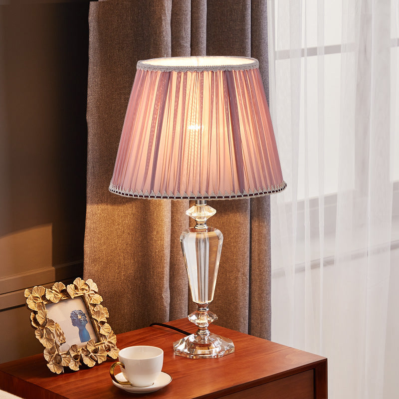 Lampe de table à 1 lumière avec abat-jour rond en tissu plissé européen traditionnel et base en cristal pour chambre 