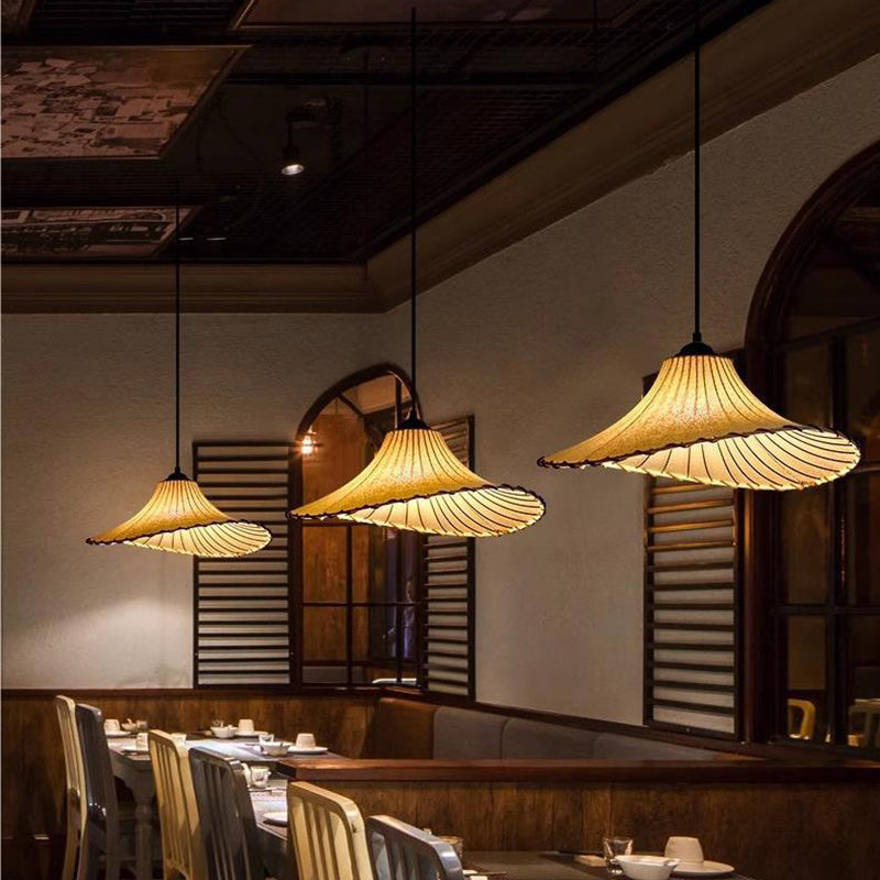Conception de chapeau de paille à bord évasé en tissu de maison de campagne traditionnelle Fer Suspension 1 lumière pour salon 