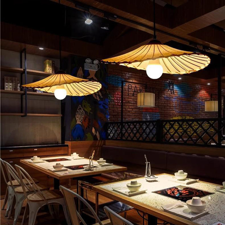 Conception de chapeau de paille à bord évasé en tissu de maison de campagne traditionnelle Fer Suspension 1 lumière pour salon 