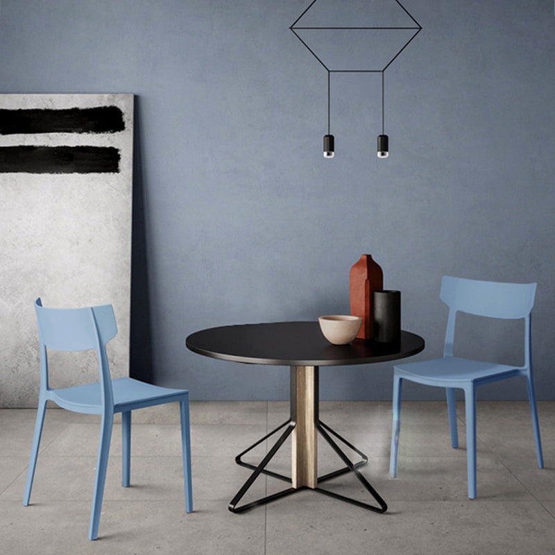 Silla de comedor apilable de plástico cuadrada nórdica contemporánea con respaldo abierto para comedor 