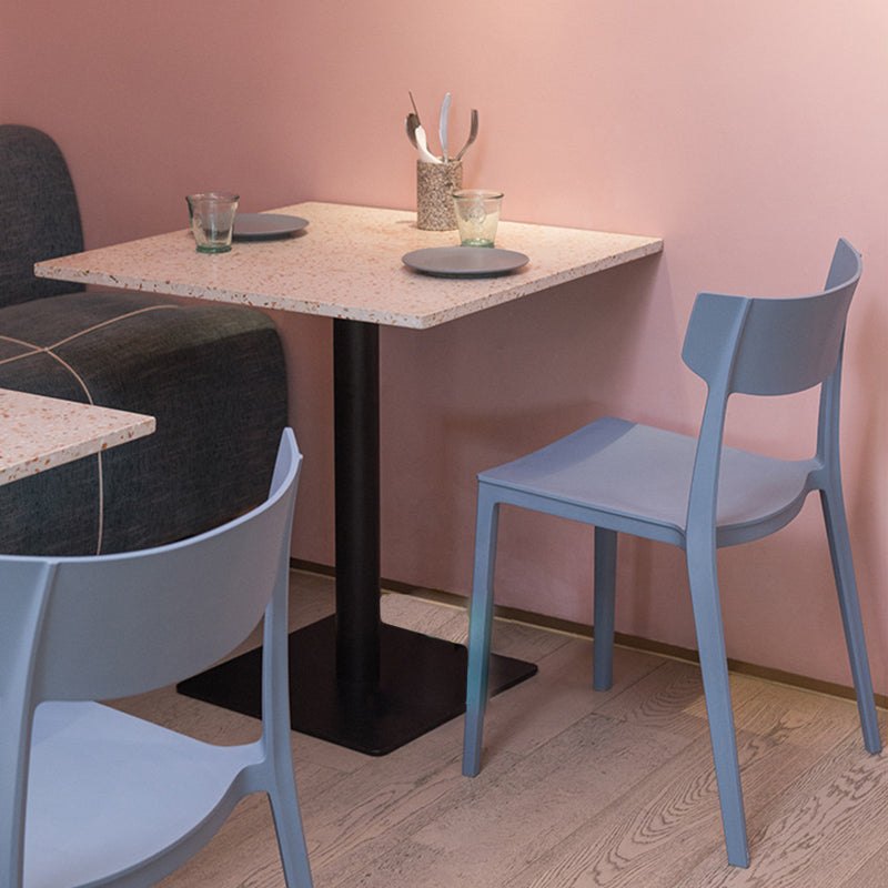 Silla de comedor apilable de plástico cuadrada nórdica contemporánea con respaldo abierto para comedor 