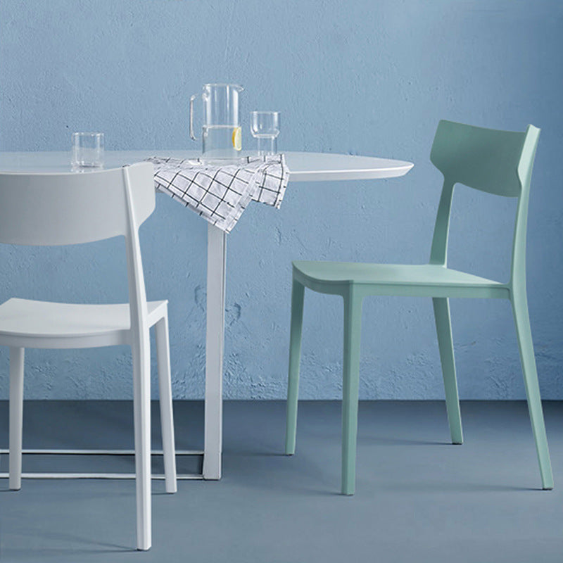 Silla de comedor apilable de plástico cuadrada nórdica contemporánea con respaldo abierto para comedor 