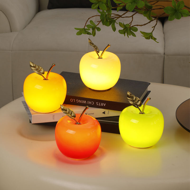Lampe de table contemporaine avec abat-jour en verre Apple, décoration feuille dorée en fer et LED pour chambre à coucher 