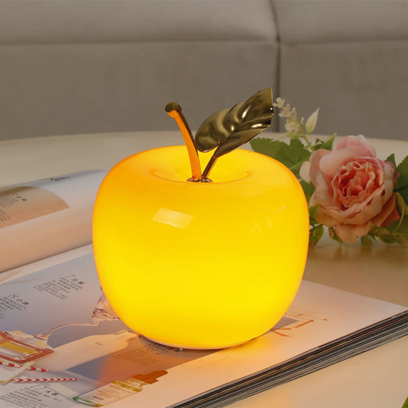 Lampe de table contemporaine avec abat-jour en verre Apple, décoration feuille dorée en fer et LED pour chambre à coucher 