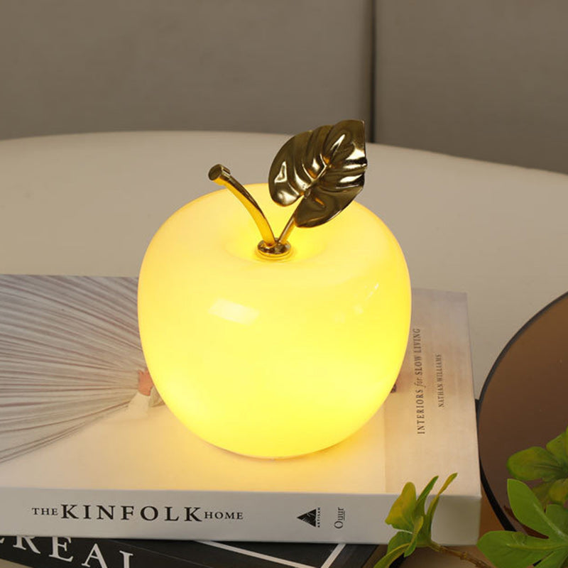 Lampe de table contemporaine avec abat-jour en verre Apple, décoration feuille dorée en fer et LED pour chambre à coucher 