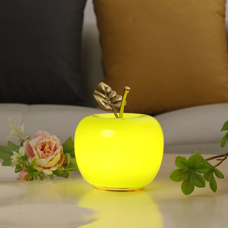 Lampe de table contemporaine avec abat-jour en verre Apple, décoration feuille dorée en fer et LED pour chambre à coucher 