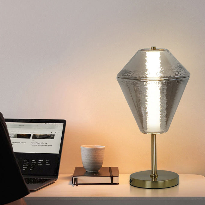 مصباح طاولة LED زجاجي بنمط تموجات الماء مع مخروط هندسي مكدس من الحديد الإسكندنافي المعاصر لغرفة النوم 