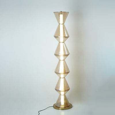 Zeitgenössische nordische Eisen geometrische Kegel-gestapelte Wasserwellen-Glas-LED-Stehlampe für das Schlafzimmer 