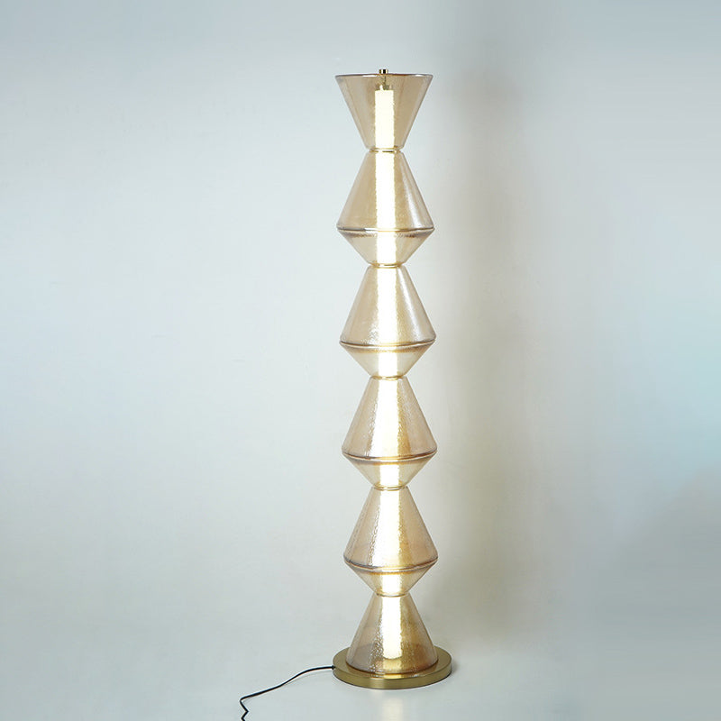 Zeitgenössische nordische Eisen geometrische Kegel-gestapelte Wasserwellen-Glas-LED-Stehlampe für das Schlafzimmer 