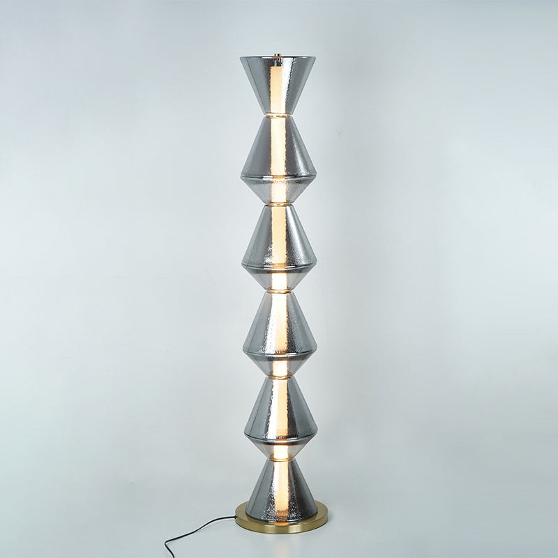 Zeitgenössische nordische Eisen geometrische Kegel-gestapelte Wasserwellen-Glas-LED-Stehlampe für das Schlafzimmer 