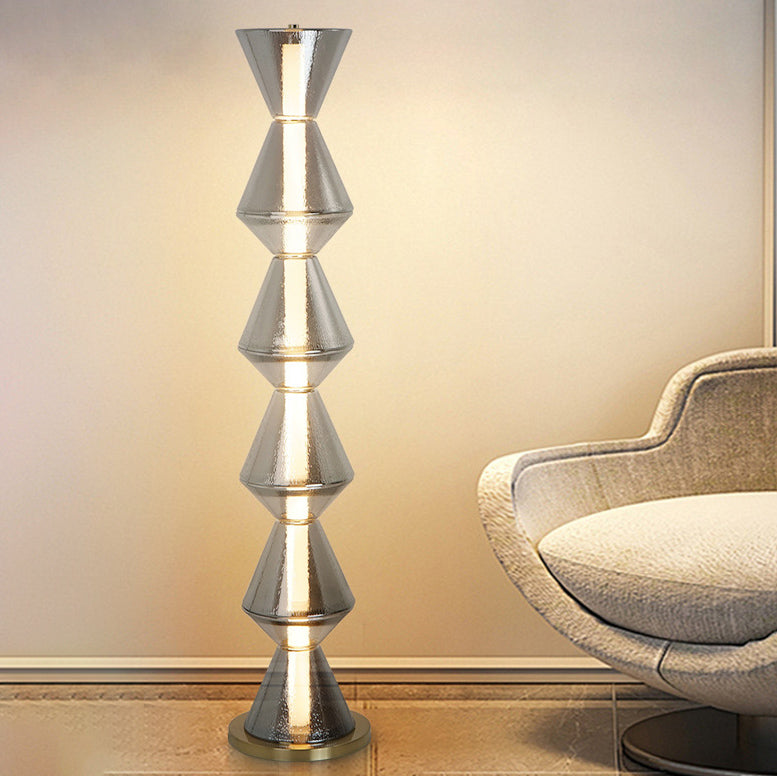 Zeitgenössische nordische Eisen geometrische Kegel-gestapelte Wasserwellen-Glas-LED-Stehlampe für das Schlafzimmer 