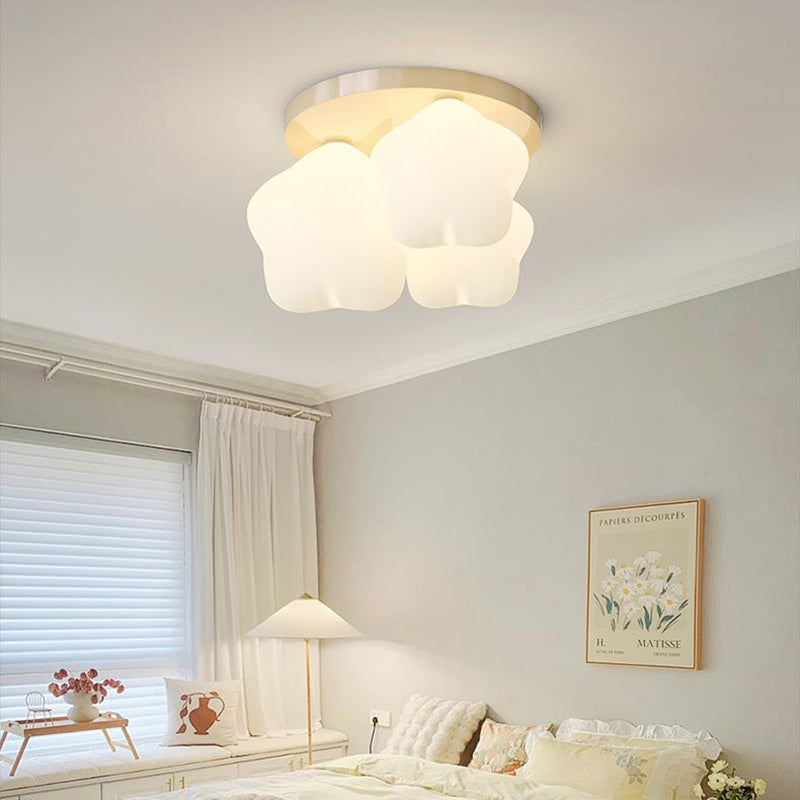 Luz de techo LED montada al ras con pantalla de estrella de dibujos animados de hierro PE de simplicidad moderna para sala de estar 