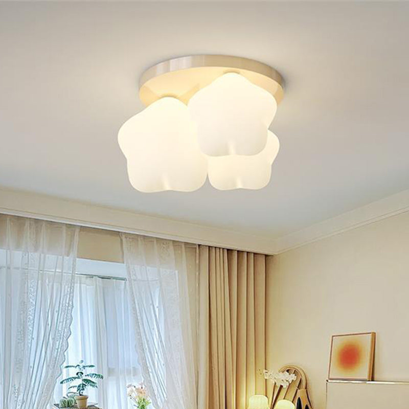 Luz de techo LED montada al ras con pantalla de estrella de dibujos animados de hierro PE de simplicidad moderna para sala de estar 