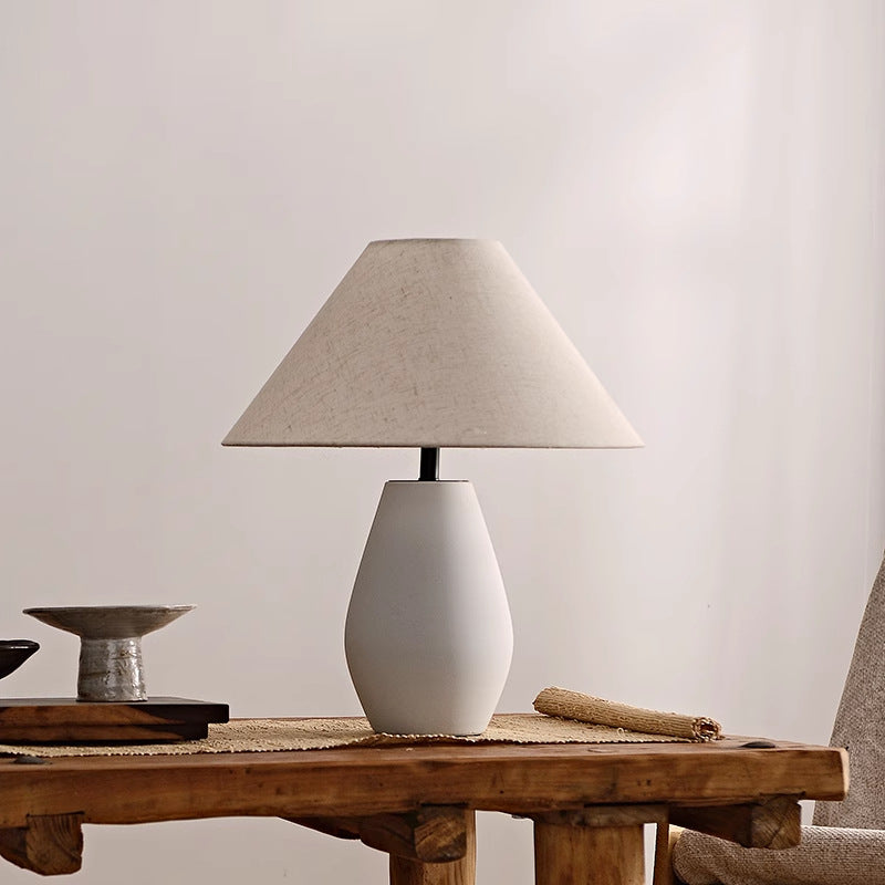 Lámpara de mesa de 1 luz para dormitorio con base de botella de cerámica y pantalla cónica de tela vintage tradicional 
