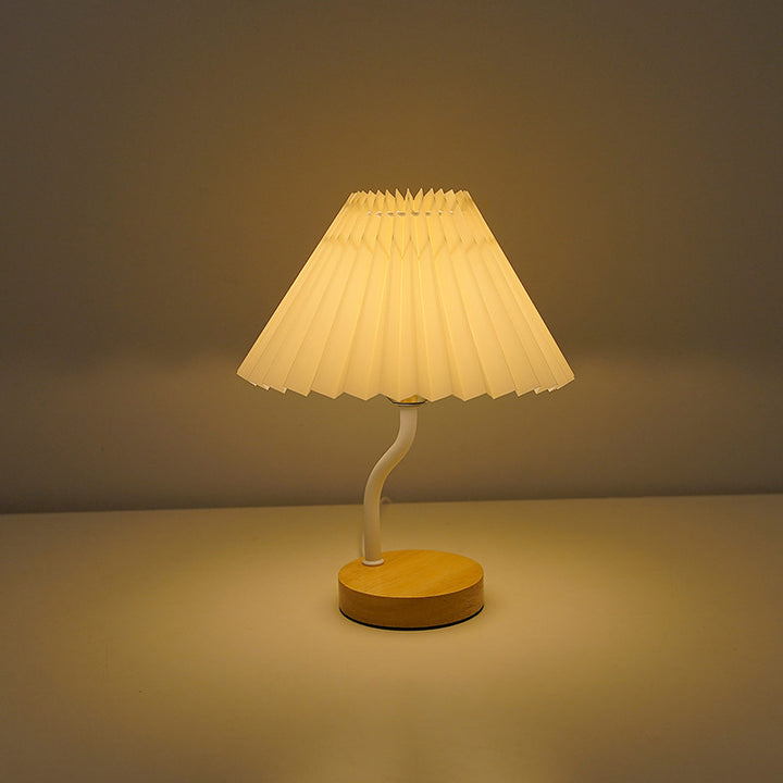 مصباح طاولة LED مع ضوء ليلي لغرفة النوم بظل قماشي مخروطي مزين بطبعة زهور مطوية بأسلوب آرت ديكو الحديث وقاعدة رف مدمجة من الخشب الصلب 