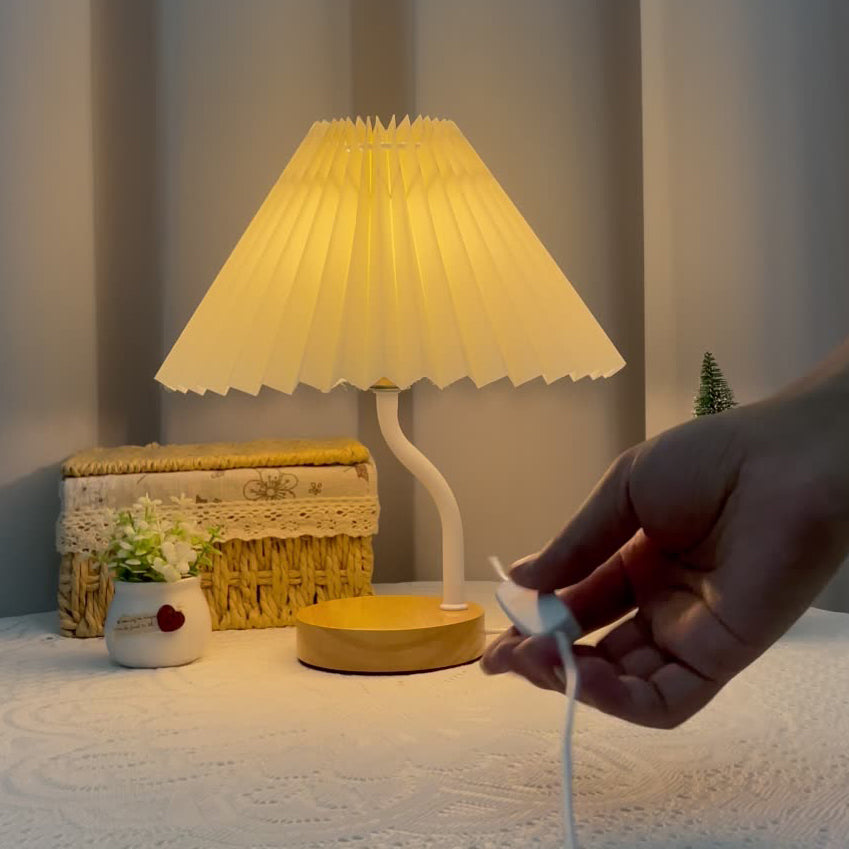 مصباح طاولة LED مع ضوء ليلي لغرفة النوم بظل قماشي مخروطي مزين بطبعة زهور مطوية بأسلوب آرت ديكو الحديث وقاعدة رف مدمجة من الخشب الصلب 