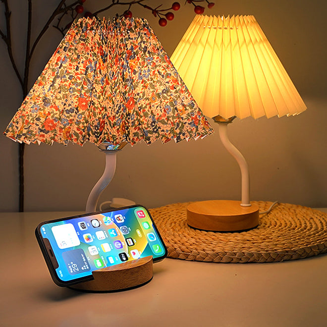 مصباح طاولة LED مع ضوء ليلي لغرفة النوم بظل قماشي مخروطي مزين بطبعة زهور مطوية بأسلوب آرت ديكو الحديث وقاعدة رف مدمجة من الخشب الصلب 