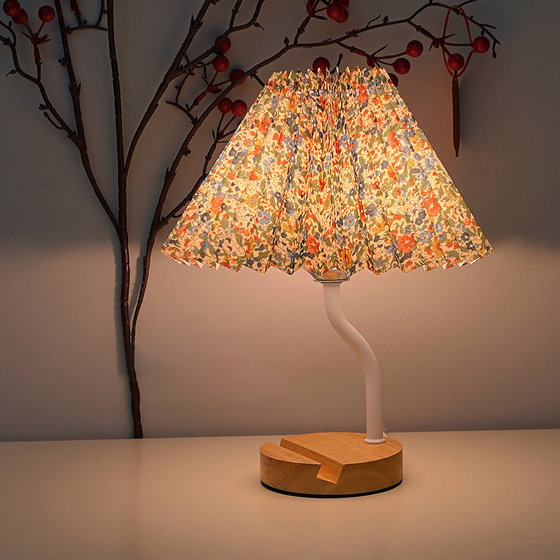モダンアールデコプリーツフローラルプリント円錐形ファブリックシェードソリッドウッド内蔵シェルフベースLEDテーブルランプナイトライトベッドルーム用 