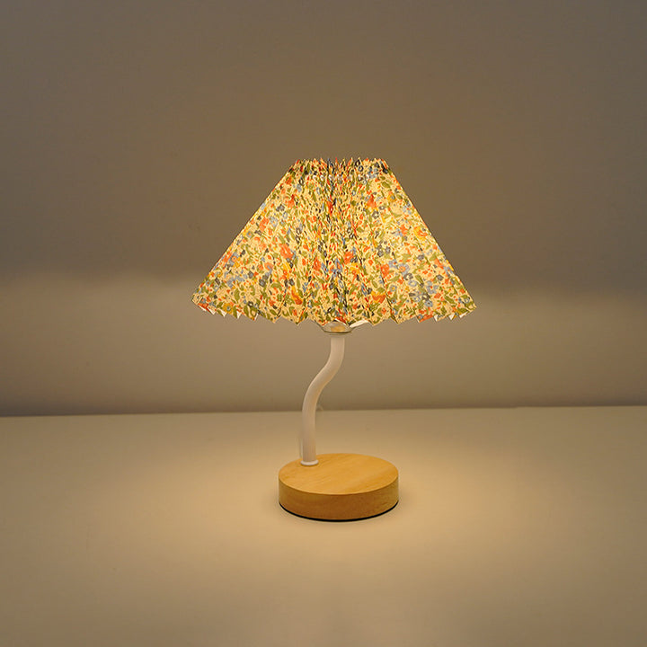 مصباح طاولة LED مع ضوء ليلي لغرفة النوم بظل قماشي مخروطي مزين بطبعة زهور مطوية بأسلوب آرت ديكو الحديث وقاعدة رف مدمجة من الخشب الصلب 