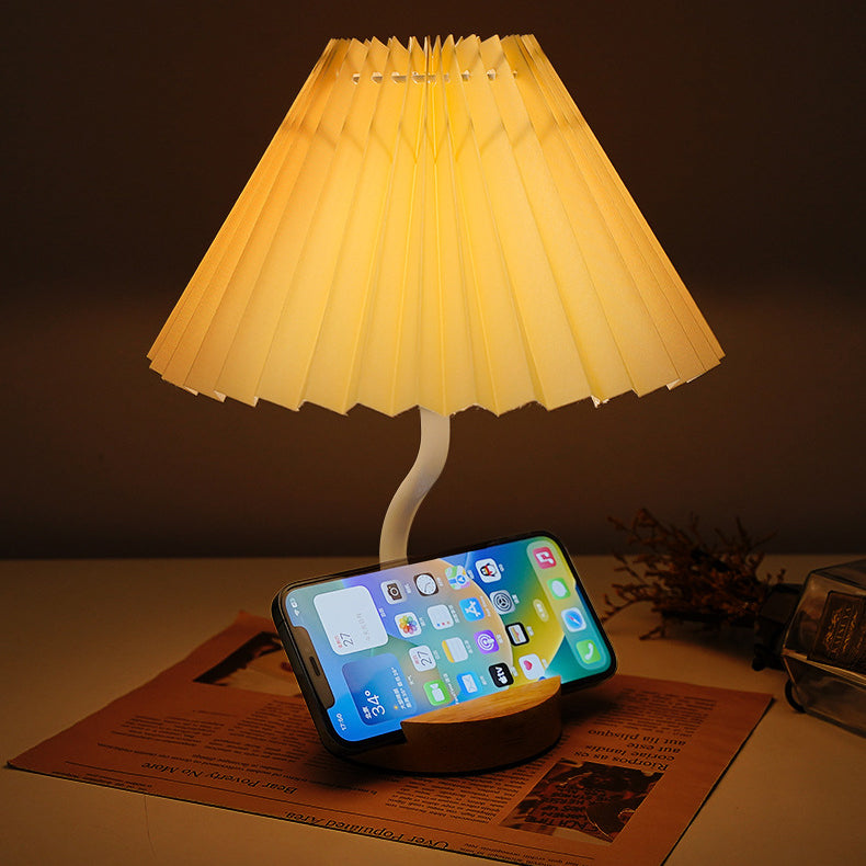 مصباح طاولة LED مع ضوء ليلي لغرفة النوم بظل قماشي مخروطي مزين بطبعة زهور مطوية بأسلوب آرت ديكو الحديث وقاعدة رف مدمجة من الخشب الصلب 