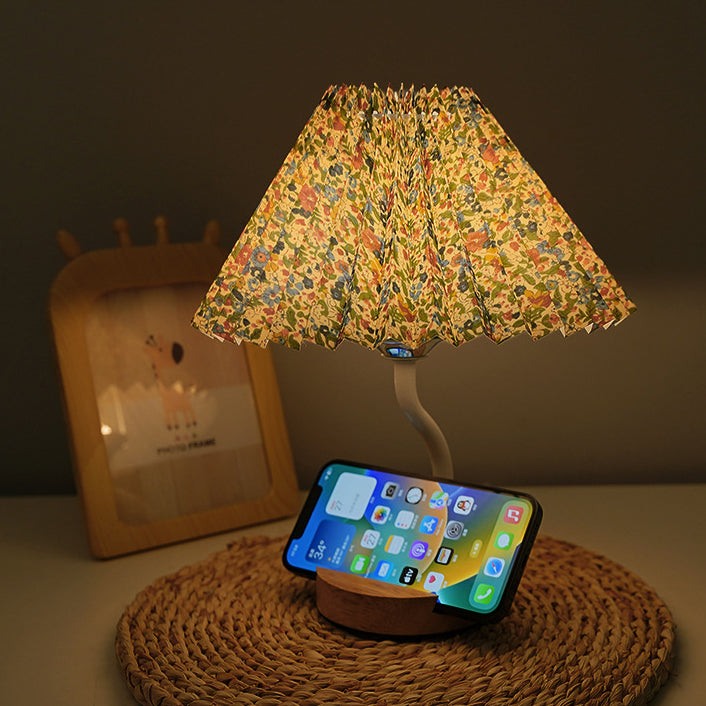 مصباح طاولة LED مع ضوء ليلي لغرفة النوم بظل قماشي مخروطي مزين بطبعة زهور مطوية بأسلوب آرت ديكو الحديث وقاعدة رف مدمجة من الخشب الصلب 