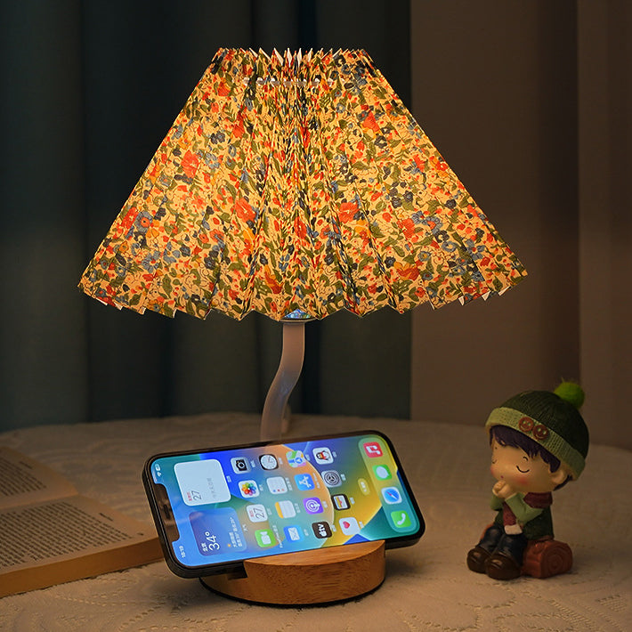 مصباح طاولة LED مع ضوء ليلي لغرفة النوم بظل قماشي مخروطي مزين بطبعة زهور مطوية بأسلوب آرت ديكو الحديث وقاعدة رف مدمجة من الخشب الصلب 
