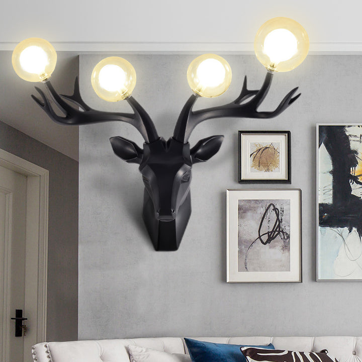 Zeitgenössische kreative Harz-Hirschgeweihe Glas-Kugel-Schirm Hardware 4-Licht-Wandleuchte für Wohnzimmer 