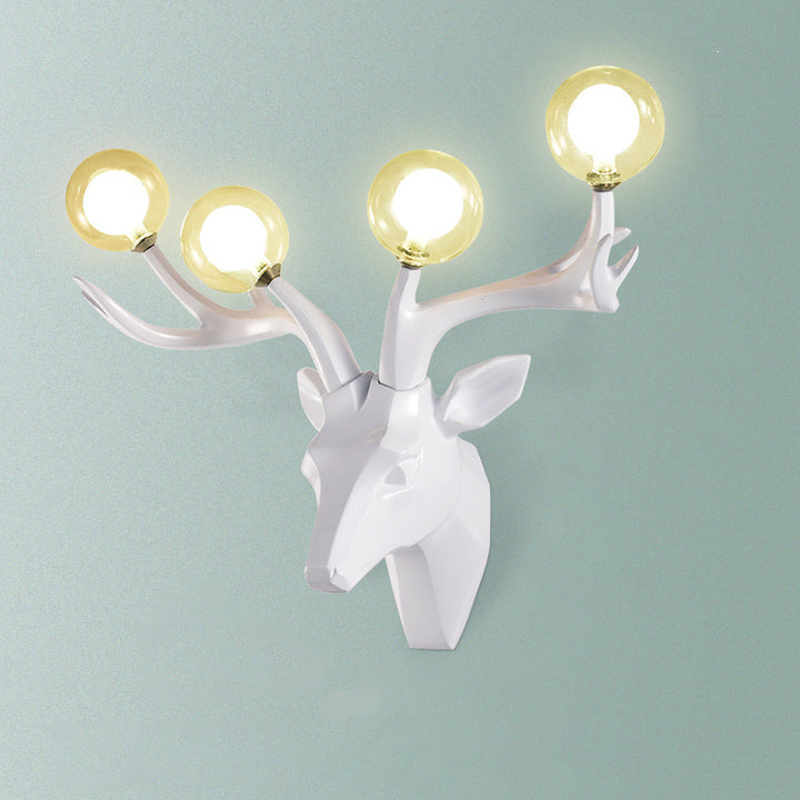Zeitgenössische kreative Harz-Hirschgeweihe Glas-Kugel-Schirm Hardware 4-Licht-Wandleuchte für Wohnzimmer 