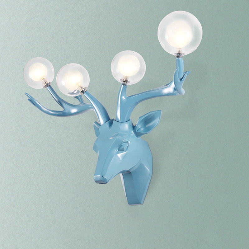 Zeitgenössische kreative Harz-Hirschgeweihe Glas-Kugel-Schirm Hardware 4-Licht-Wandleuchte für Wohnzimmer 