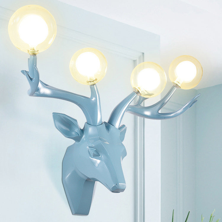 Zeitgenössische kreative Harz-Hirschgeweihe Glas-Kugel-Schirm Hardware 4-Licht-Wandleuchte für Wohnzimmer 