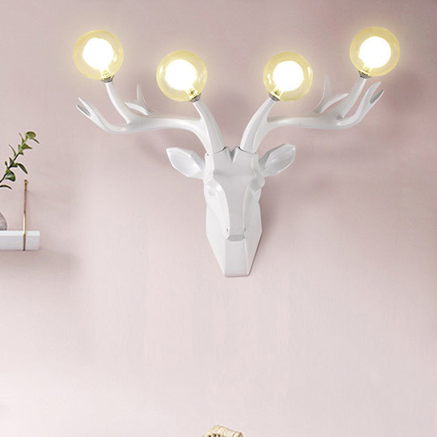 Zeitgenössische kreative Harz-Hirschgeweihe Glas-Kugel-Schirm Hardware 4-Licht-Wandleuchte für Wohnzimmer 