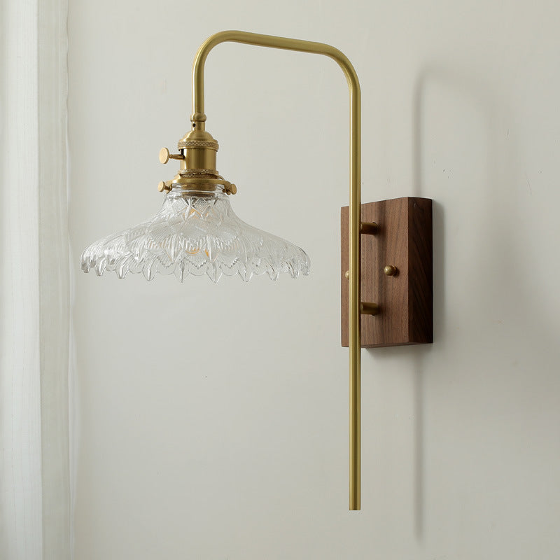 Traditionelle Vintage-Wandleuchte aus Walnussholz und Messing mit Blumen-Glasschirm, 1-flammig, für das Wohnzimmer 