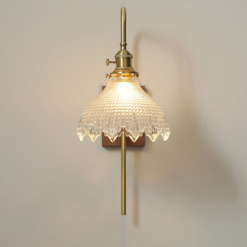 Traditionelle Vintage-Wandleuchte aus Walnussholz und Messing mit Blumen-Glasschirm, 1-flammig, für das Wohnzimmer 