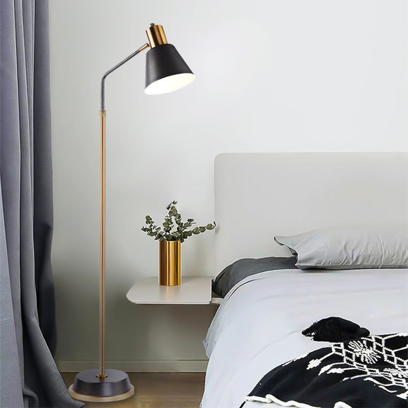 Lámpara de pie de 1 luz con pantalla cónica de hardware escandinavo contemporáneo para dormitorio 