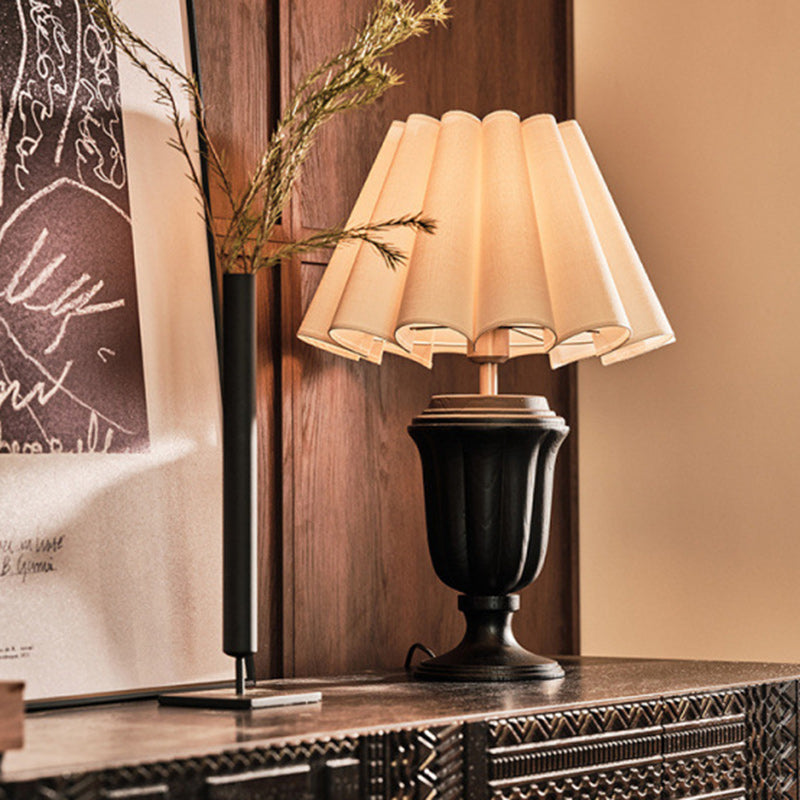 Traditionelle Vintage Stoffblumenstrauß-Lampenschirm Massivholz 1-Licht Tischlampe für Schlafzimmer 