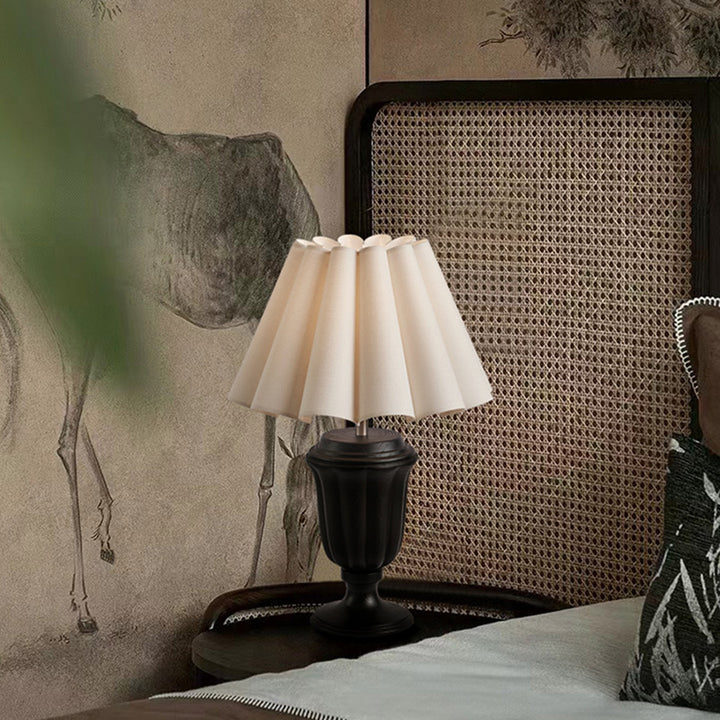 Traditionelle Vintage Stoffblumenstrauß-Lampenschirm Massivholz 1-Licht Tischlampe für Schlafzimmer 