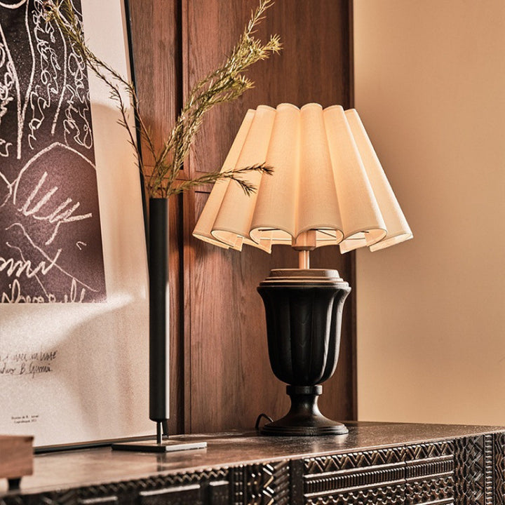 Traditionelle Vintage Stoffblumenstrauß-Lampenschirm Massivholz 1-Licht Tischlampe für Schlafzimmer 