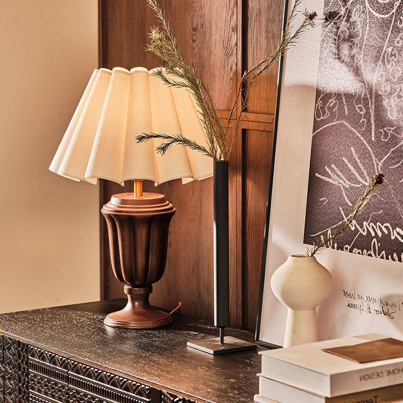Traditionelle Vintage Stoffblumenstrauß-Lampenschirm Massivholz 1-Licht Tischlampe für Schlafzimmer 