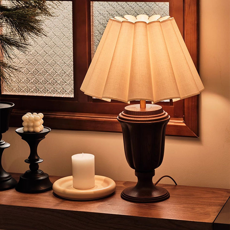 Traditionelle Vintage Stoffblumenstrauß-Lampenschirm Massivholz 1-Licht Tischlampe für Schlafzimmer 
