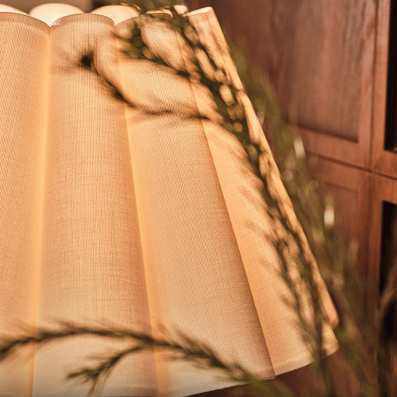 Traditionelle Vintage Stoffblumenstrauß-Lampenschirm Massivholz 1-Licht Tischlampe für Schlafzimmer 