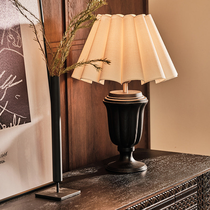 Traditionelle Vintage Stoffblumenstrauß-Lampenschirm Massivholz 1-Licht Tischlampe für Schlafzimmer 