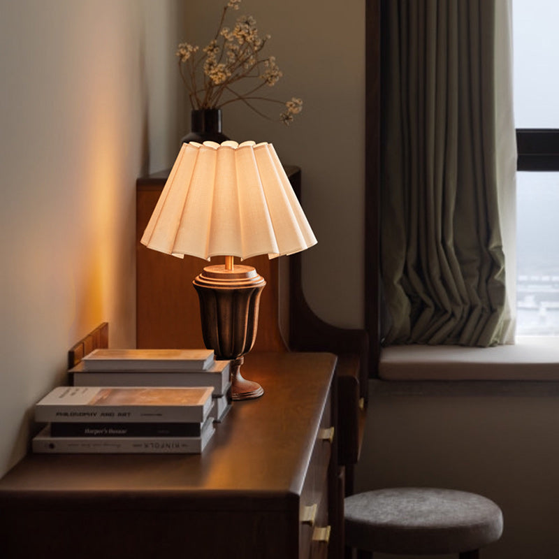 Traditionelle Vintage Stoffblumenstrauß-Lampenschirm Massivholz 1-Licht Tischlampe für Schlafzimmer 