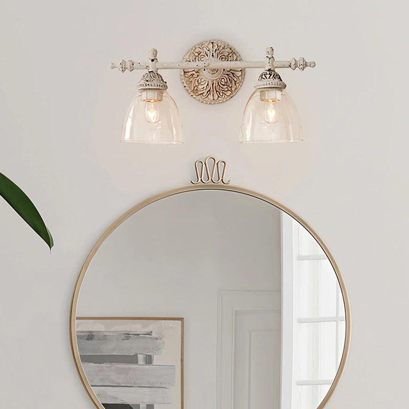 Traditionelle rustikale geschnitzte Eisen-Glas-Becher-Schirm 2-Licht-Spiegel-Front-Wandlampe für Badezimmer 