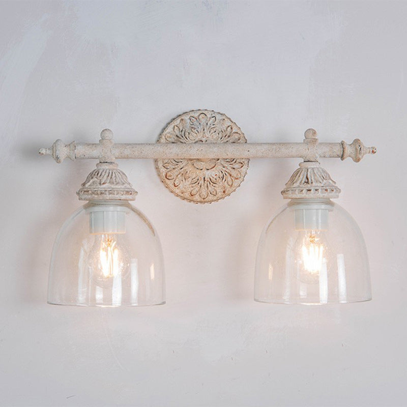Traditionelle rustikale geschnitzte Eisen-Glas-Becher-Schirm 2-Licht-Spiegel-Front-Wandlampe für Badezimmer 