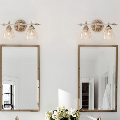 Traditionelle rustikale geschnitzte Eisen-Glas-Becher-Schirm 2-Licht-Spiegel-Front-Wandlampe für Badezimmer 