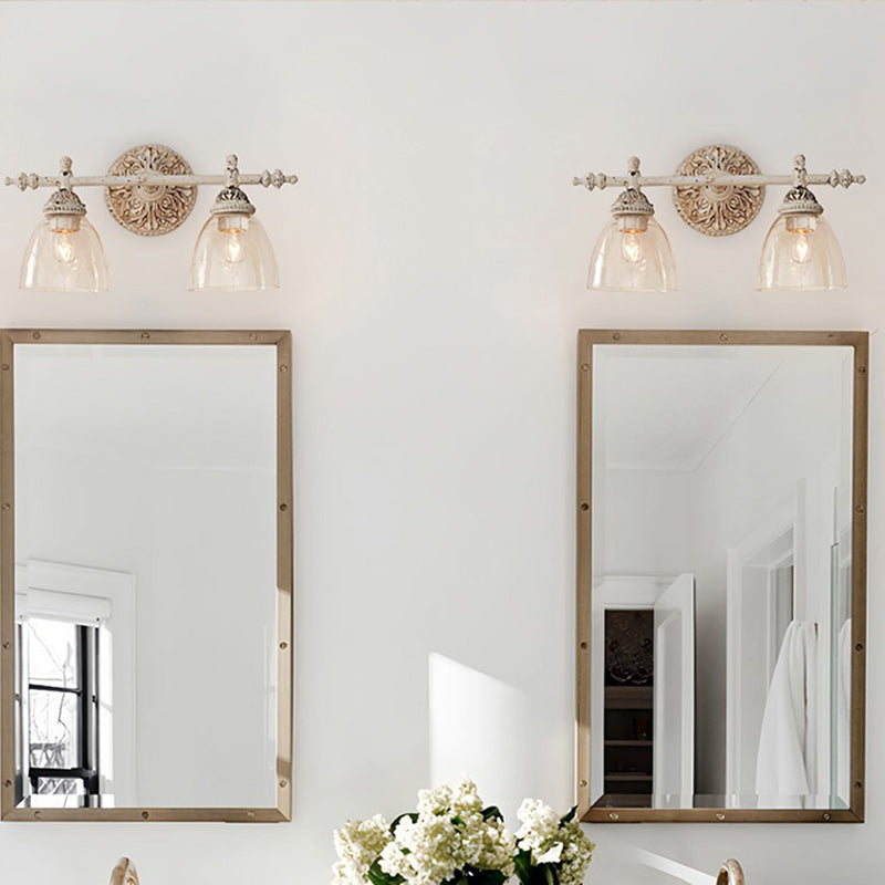 Traditionelle rustikale geschnitzte Eisen-Glas-Becher-Schirm 2-Licht-Spiegel-Front-Wandlampe für Badezimmer 