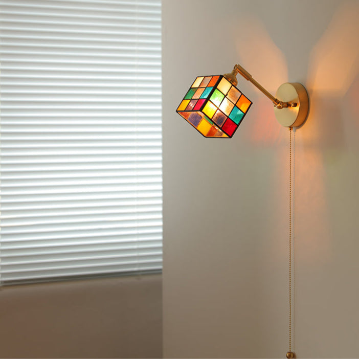Applique murale en laiton à 1 lumière avec cube Rubik en verre teinté Tiffany traditionnel pour salle à manger 