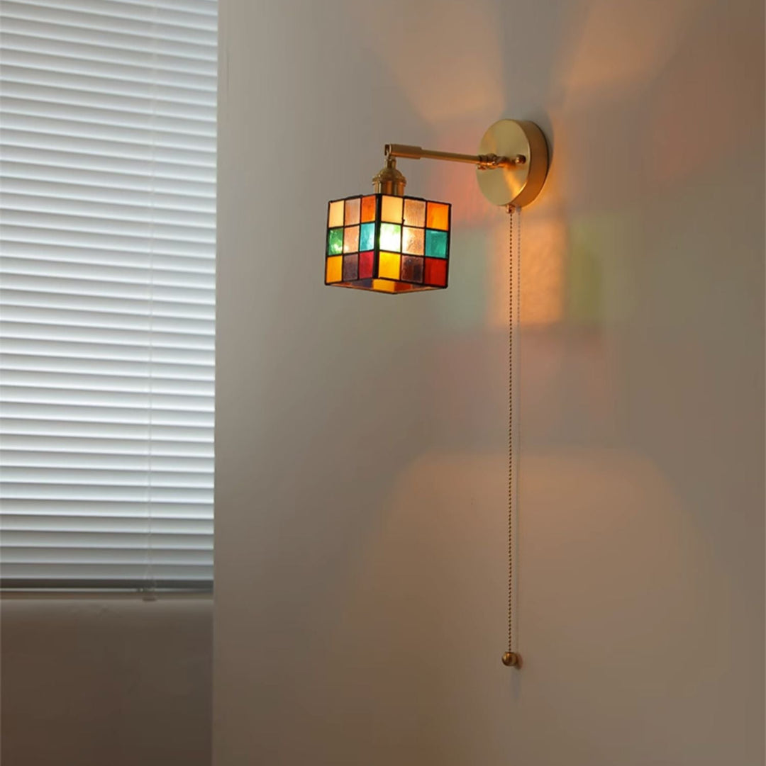 Applique murale en laiton à 1 lumière avec cube Rubik en verre teinté Tiffany traditionnel pour salle à manger 