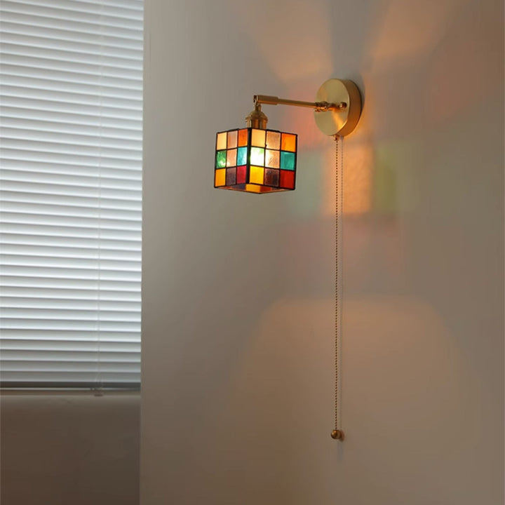 Applique murale en laiton à 1 lumière avec cube Rubik en verre teinté Tiffany traditionnel pour salle à manger 