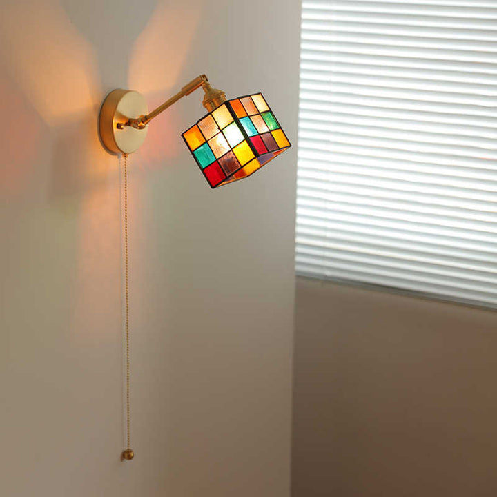 Applique murale en laiton à 1 lumière avec cube Rubik en verre teinté Tiffany traditionnel pour salle à manger 